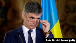 За словами Пристайка, на наступному тижні він планує відвідати фабрику в Британії, аби подивитися, «що ми можемо ще зробити і яка потрібна допомога, щоб це відбулося»
