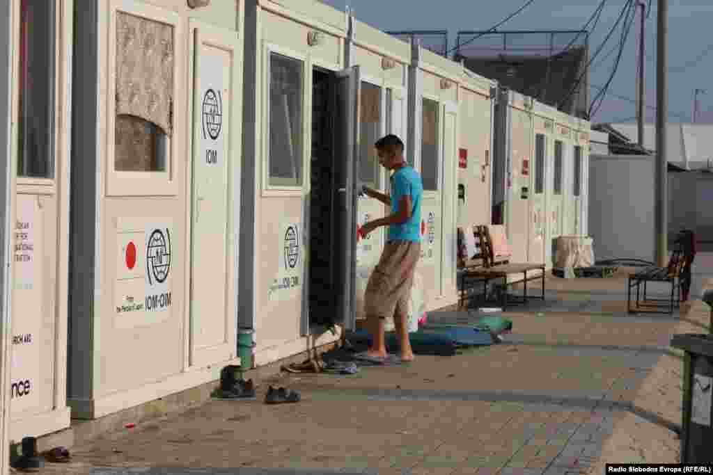 В перевалочном центре для беженцев в Македонии, Табановце, празднуют Курбан-байрам 