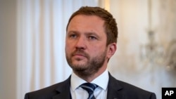 Міністр закордонних справ Естонії каже, що «реальність кусається, в цьому немає нічого нового», а відносини ЄС зі США «дуже міцні і залишаються дуже міцними, але зараз вони інші».