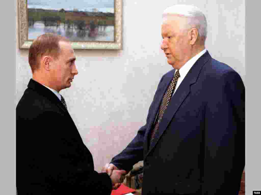 10 noiembrie 1998. Președintele rus Boris Elțîn (dreapta) dă mâna cu Putin la reședința sa Gorki din Moscova. În luna iulie a acelui an, Elțîn l-a numit pe Putin la conducerea Serviciului Federal de Securitate (FSB).