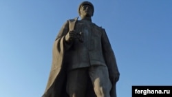 Собир Раҳимов ҳайкали 2011 йилда Ғафур Ғулом боғига кўчирилган эди.