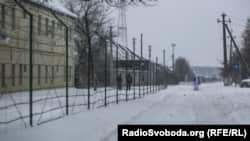 Поселок Меловое разделен наполовину украинско-российской границей по улице Дружбы народов