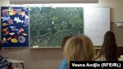 U ovom programu neće biti ocenjivanja učenika, klasičnih predavanja ili kontrolnih zadataka, već je zamišljeno da se priča na aktuelne teme, da se gledaju prigodni filmovi, govori na primer o umetnosti, književnosti, muzici. Ilustrativna fotografija iz jedne od beogradskih osnovnih škola, arhiv..