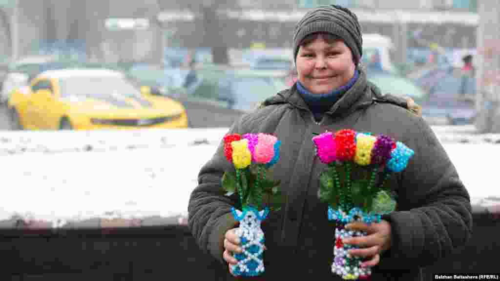 Светлана из-за инвалидности не может найти работу. Она продает у городских рынков цветы из бисера, которые делает собственноручно. Стоимость одного такого цветка – 500 тенге ($1,3). "Я много не накручиваю. Себестоимость – 480 тенге. Моя прибыль – 20 тенге (5 центов). Мне нравится мое занятие. И людям тоже нравится. Покупают", – говорит мастерица. В месяц выручка, по ее словам, составляет 60 – 70 тысяч тенге ($166)