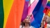 Učesnici prve bh. povorke ponosa sa LGBT+ zastavama, Sarajevo. 8. septembar 2019. 