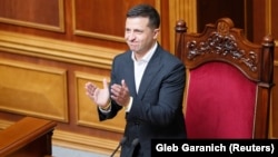 Президент України Володимир Зеленський аплодує голосуванню. Верховна Рада України, 29 серпня 2019 року