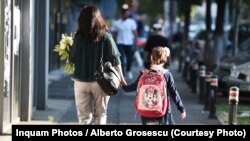Autoritățile schimbă, pe ultima sută de metri, condițiile pentru reînceperea cursurilor în format fizic