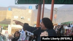 د پښتون ژغورنې غورځنګ مخکښ او د پاکستان په قامي اسمبلۍ کې د جنوبي وزیرستان استازی علي وزير د وینا پر مهال. (انځور: ارشیف)