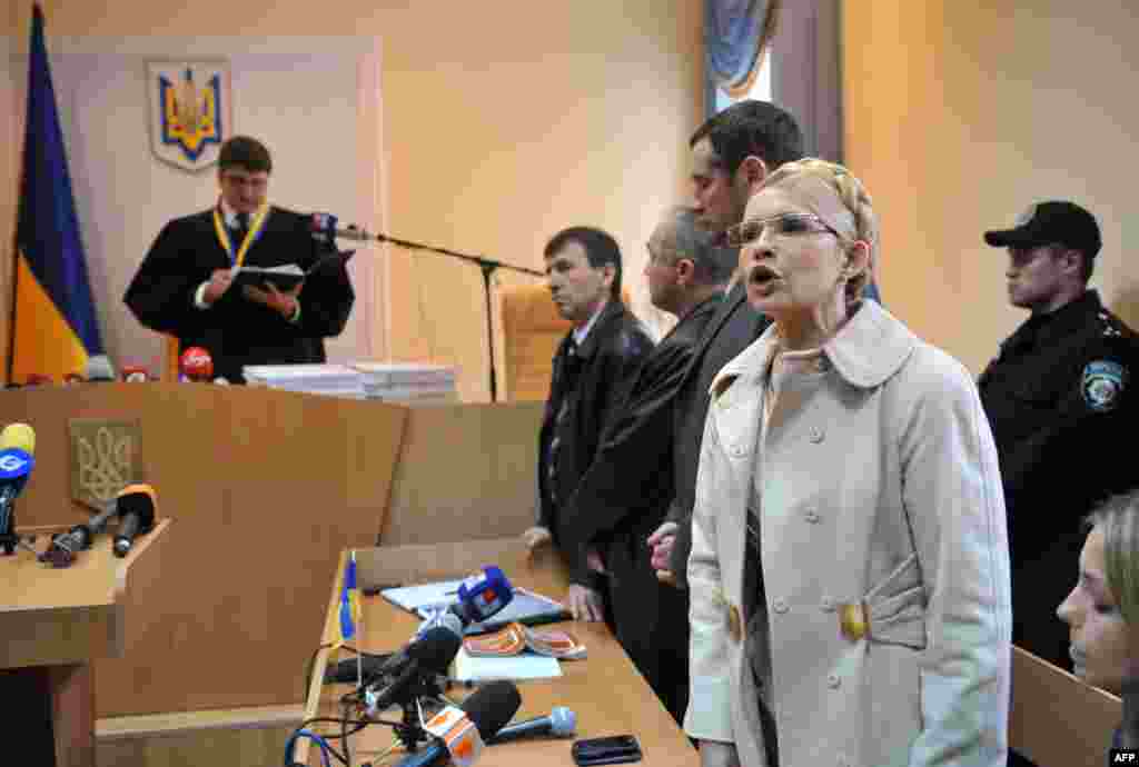 Юлія Тимошенко виступає в Печерському районному суді Києва після оголошення їй вироку у вигляді семи років позбавлення волі без подальшого права обіймати державні посади протягом трьох років. Суд вважає, що позов НАК «Нафтогаз України» на відшкодування збитків підлягає задоволенню, оскільки це повністю підтверджується дослідженими у судовому засіданні доказами. Крім того, суд постановив стягнути з Юлії Тимошенко на користь «Нафтогазу» 1 мільярд 516 мільйонів 365 тисяч 234 гривень 94 копійки. Київ, 11 жовтня 2011 року