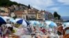 Ljudi na plaži u Mošćeničkoj dragi, u blizini zapadnog hrvatskog grada Rijeke, na Jadranskom moru, 10.
srpanj 2020. 