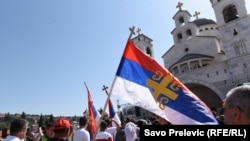 Vjernici sa srpskim zastavama ispred Hrama Hristovog vaskrsenja u Podgorici, 15. juna, kada je zatraženo da Vlada povuče prijedlog zakona o crnogorskoj crkvi