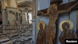 Снимки показват разрухата в храма отвън и отвътре.