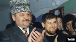 Ahmad Kadirov (lijevo) i njegov sin Ramzan u martu 2004.
