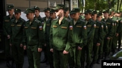 Російські призовники на церемонії перед відправкою в гарнізони 