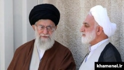 غلامحسین محسنی اژه‌ای (راست) در کنار علی خامنه‌ای