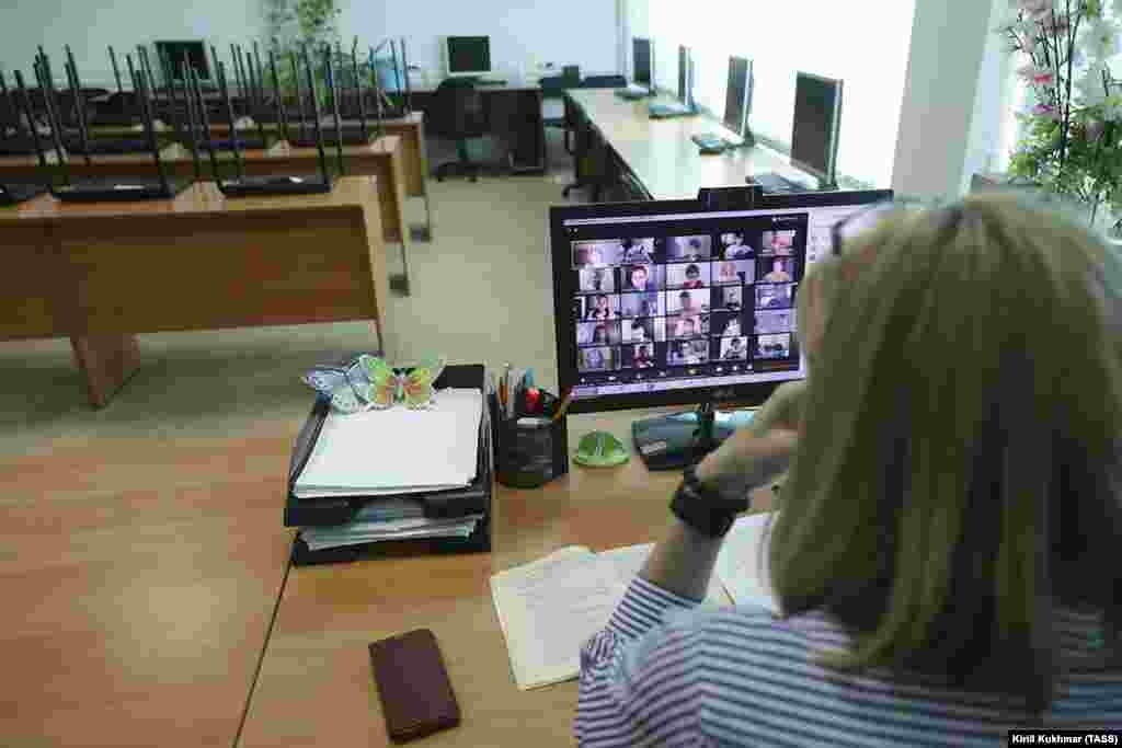 Новосибирскиде мугалим окуучуларына видео байланыш аркылуу сабак өтүп жатат.&nbsp; 