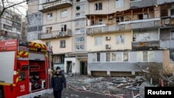 Urmările unui atac rusesc cu drone asupra unei clădiri de locuințe din Kiev.
