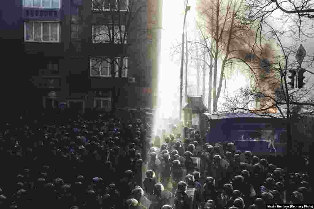 "Беркут" идет штурмом на Майдан после столкновений на Шелковичной. 