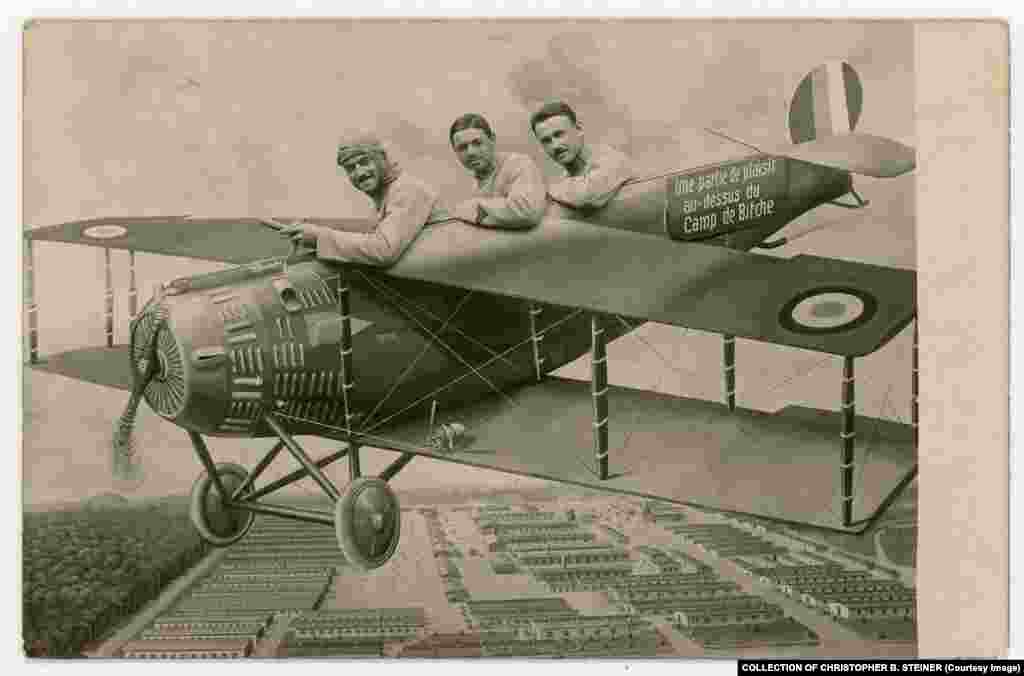 Mnoge zapadnjačke slike delovale su komično. Avijatičari se nameštaju dok fotograf odbrojava sekunde do slikanja. Na francuskom je na avionu ispisano, zanimljivi momenat iznad Kampa Bič, koji je vojni kamp na istoku Francuske. 