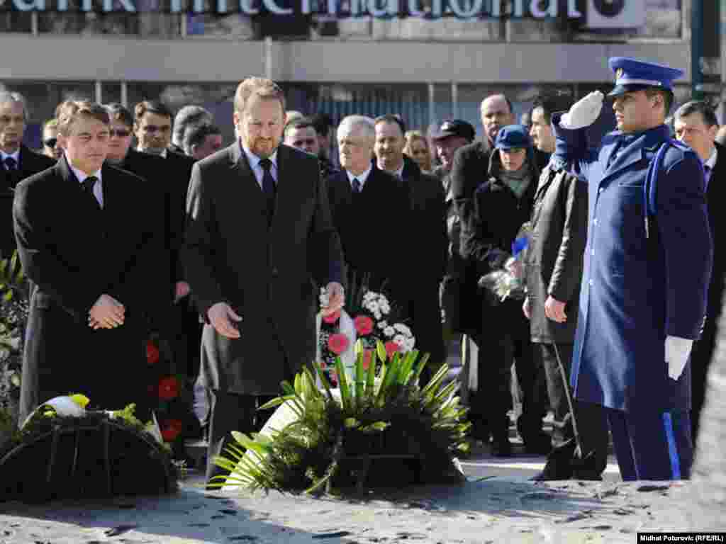 Polaganje cvijeća na Spomen obilježje ubijenoj djeci opkoljenog Sarajeva, 01. mart 2012.