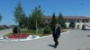 Сотрудник пресс-службы регионального центра Свидетелей Иеговы Мади Е. на фоне административного здания религиозного объединения. Алматы, 6 июля 2017 года. 