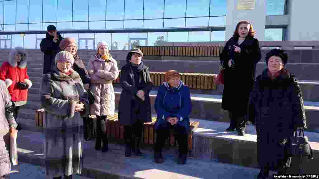 Еще одна группа жителей, не попавших на встречу с акимом Алматы. 20 февраля 2019 года. 