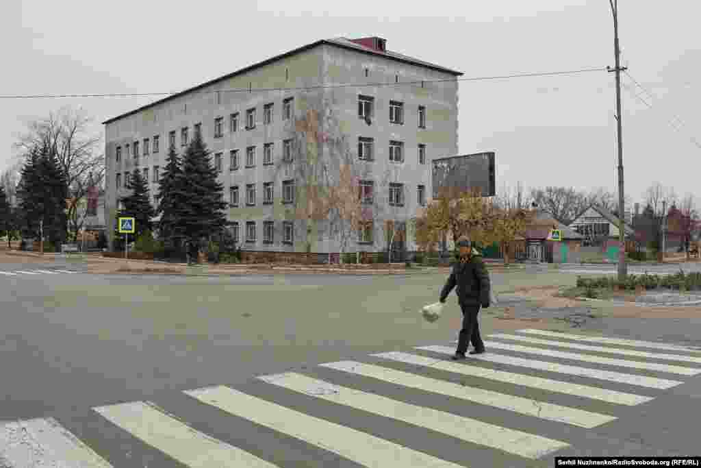 Stariji meštanin Vasil prelazi praznu ulicu u Pokrovsku. "Moji prijatelji su otišli u Dnjepropetrovsku oblast", kaže nam. "Siromašni svuda pate. Ljudi nikome nisu potrebni. Ovo je borba za teritoriju, a ne za ljude. Imam 81 godinu. Mislim da će, ako (Rusi) zavedu red, biti grejanja, gasa i tako dalje. Veoma sam iskren, ali ljudi će proći kroz pakao da prežive (do tada)."