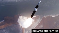 Запуск гіперзвукової ракети з невідомого місця в Північній Кореї 6 січня 2025 року. Фото оприлюднено офіційним Корейським центральним новинним агентством (KCNA)