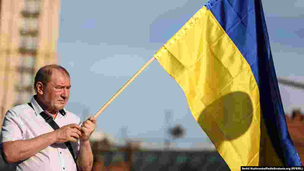 Заместитель председателя Меджлиса крымскотатарского народа Ильми Умеров с украинским флагом на Майдане