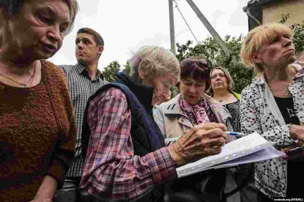 «Яны хапнулі кавалак зямлі, а пасьля перакрояць, ты ж сам ведаеш. Ім трэба факт. Грамадзкае абмеркаваньне было? Тады яны на падставе яго выносяць рашэньне пра адабраньне зямлі. І вы пазбаўляецеся ўласнасьці. Да пабачэньня! Працэс вельмі просты, і яны яго праходзяць ужо тысячны раз», — вялікага даверу да дзеяньняў уладаў людзі не выказвалі.