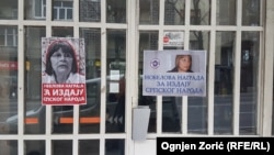 Plakati protiv Nataše Kandić na ulazu u Kuću ljudskih prava u Beogradu