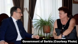Petar Petkvić, direktor Kancelarije za Kosovo Vlade Srbije i Dragica Gašić, izbeglica i povratnica u Đakovicu koja se vratila 21 godinu nakon rata. 30. juni 2021. 