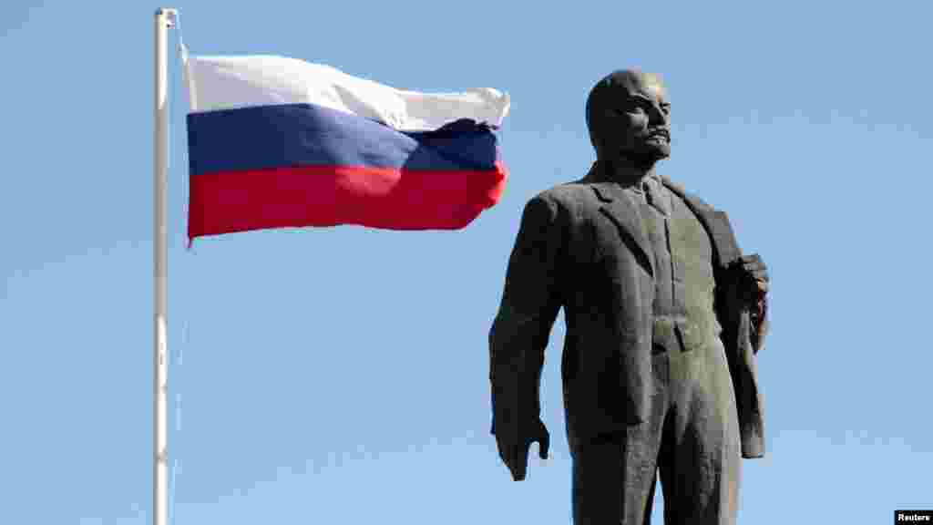 Бахчисарайский Ленин и российский триколор – символ Российской республики и Белого движения. В Крыму под властью современной путинской России сочетается несочетаемое 