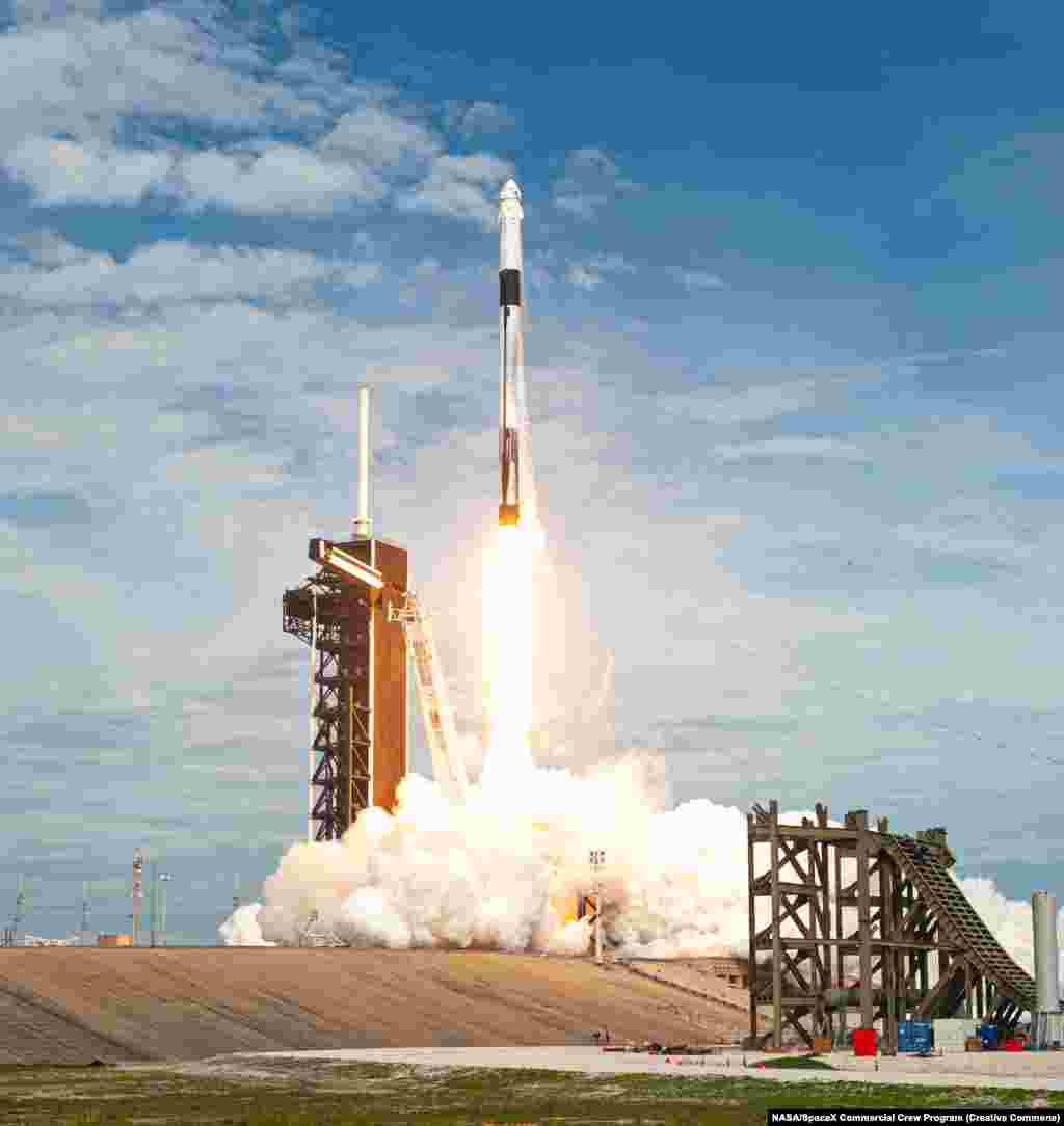Капсула буде встановлена на носу ракети SpaceX Falcon 9, як зображено тут під час запуску в січні 2020 року. Протягом останніх дев'яти років NASA платило Росії до 86 мільйонів доларів за місце, щоб відправити своїх астронавтів у космос після того, як 30-річна програма «Спейс шаттл» США була знята з експлуатації в 2011 році