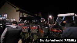 Policija obezbeđuje gradonačelnika Kraljeva Predraga Terzića i odbornike SNS-a u selu Miločaj, u centraljnoj Srbiji, 3. mart 2025. 