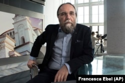 Ideologul unei „noi Eurasia”, Alexandr Dughin e considerat una dintre principalele surse ale ideilor expansionisto-revizioniste ale lui Vladimir Putin. Imagine din 2016, din studioul TV al lui Dughin din Moscova.