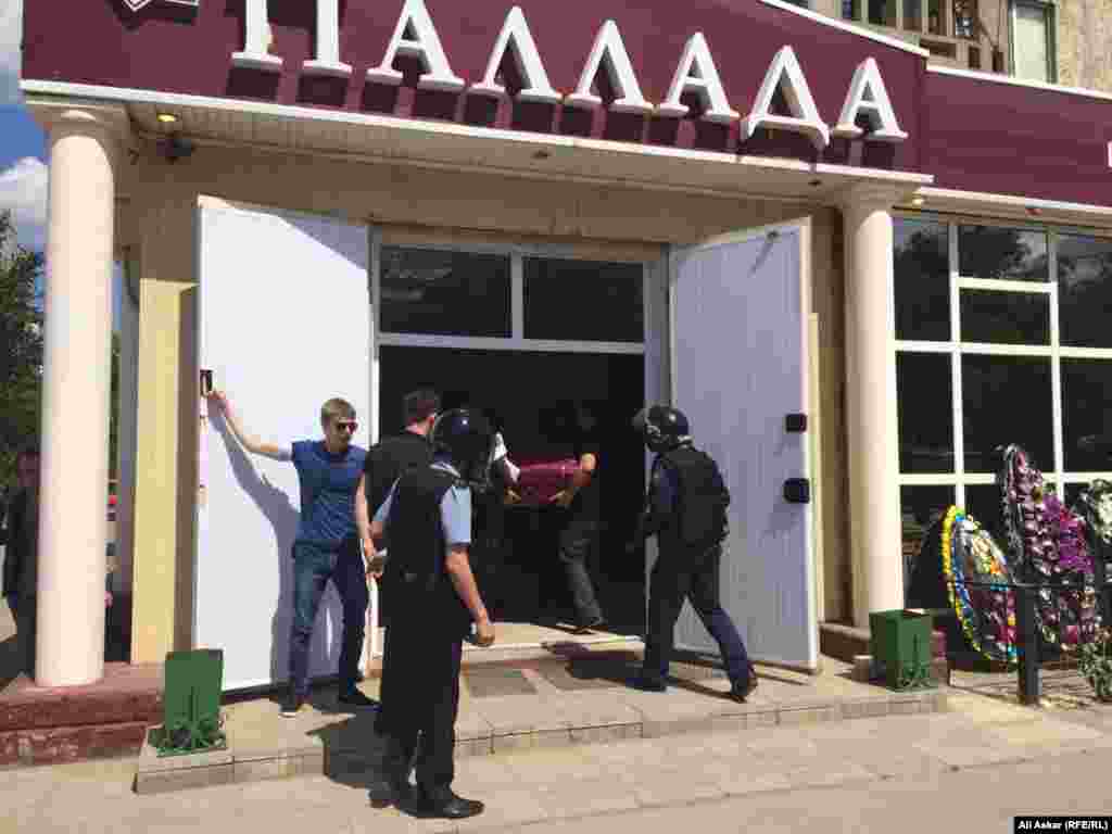 Продавец оружейного магазина "Паллада" Андрей Максименко был убит 5 июня на своем рабочем месте.