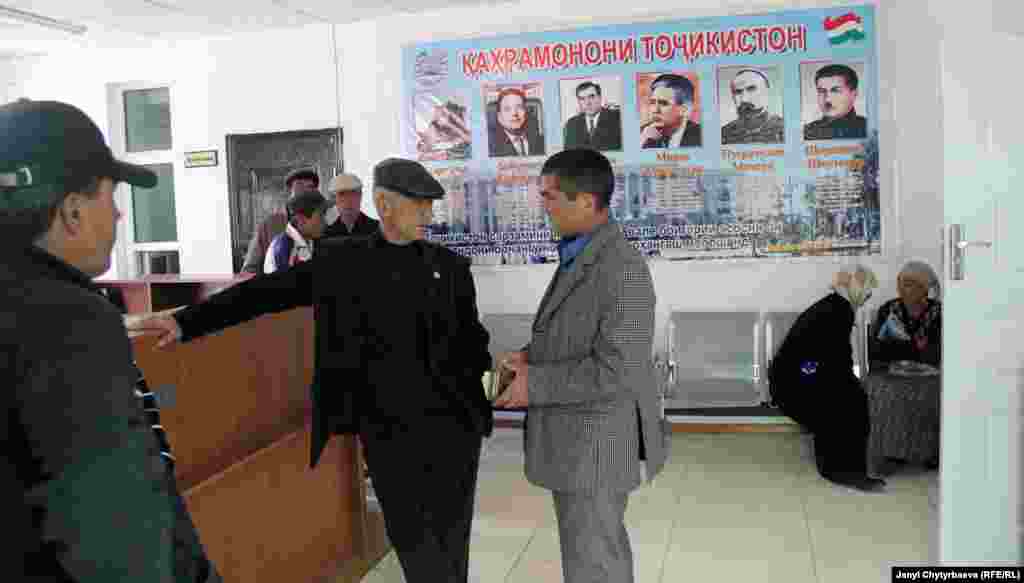Сүрөттө: Өкмөттүк кеңседен көрүнүш, Мургаб шаары. Арткы дубалдагы «Баатырлар» деген тактада Мургабдан бир да кишинин ысмы жок.