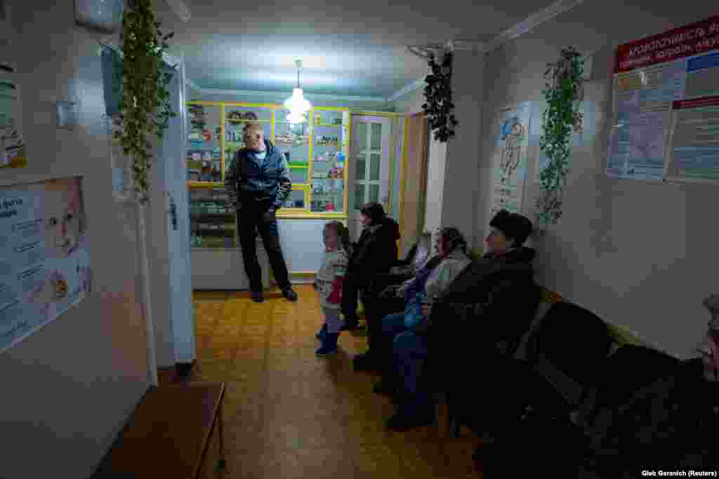 Пацієнти чекають лікаря Розумного в амбулаторії в Іванковичах. В. о. міністра охорони здоров’я України Уляна Супрун нещодавно сказала: «Нікому не подобається сьогоднішнє українське медичне обслуговування – ні лікарям, ні пацієнтам».