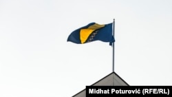 Zastava BiH na zgradi parlamenta