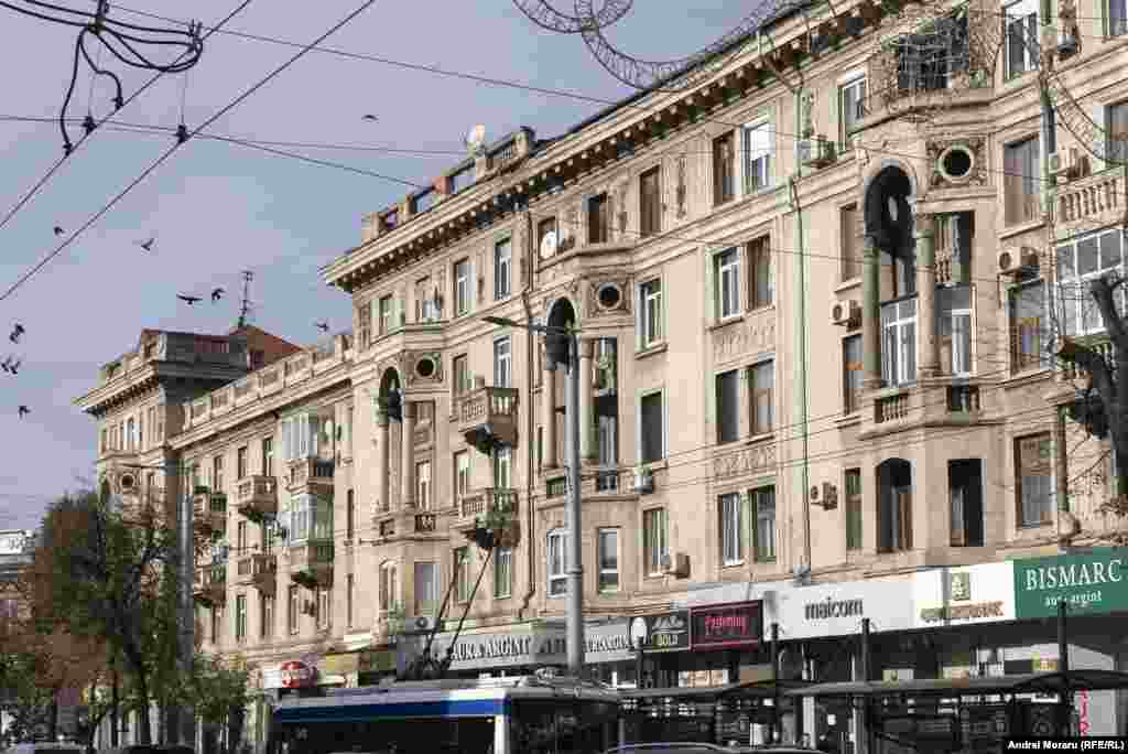 O clădire de pe strada Armenească din capitala Republicii Moldova, în prezent și în anii 70 ai secolului trecut. 