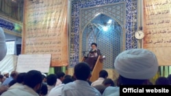 Ayatollah Ali Mohammad Dastgheib speaks in the Ghoba Mosque in Shiraz.