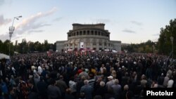 В акции, организованной не входящими в правящую коалицию парламентскими партиями «Процветающая Армения», «Наследие» и «Армянский национальный конгресс», приняли участие по разным оценкам от 18 до 20 тысяч человек