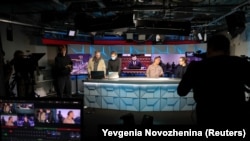 Jurnaliști lucrând în biroul din Moscova al RFE/RL, pe 6 aprilie 2021.
