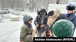 Активист Акторгын Аккенжебаласы Темирлан Енсебек Алматыда камакка алынгандан кийин пикет өткөрүүдө. 22-январь, 2025-жыл.