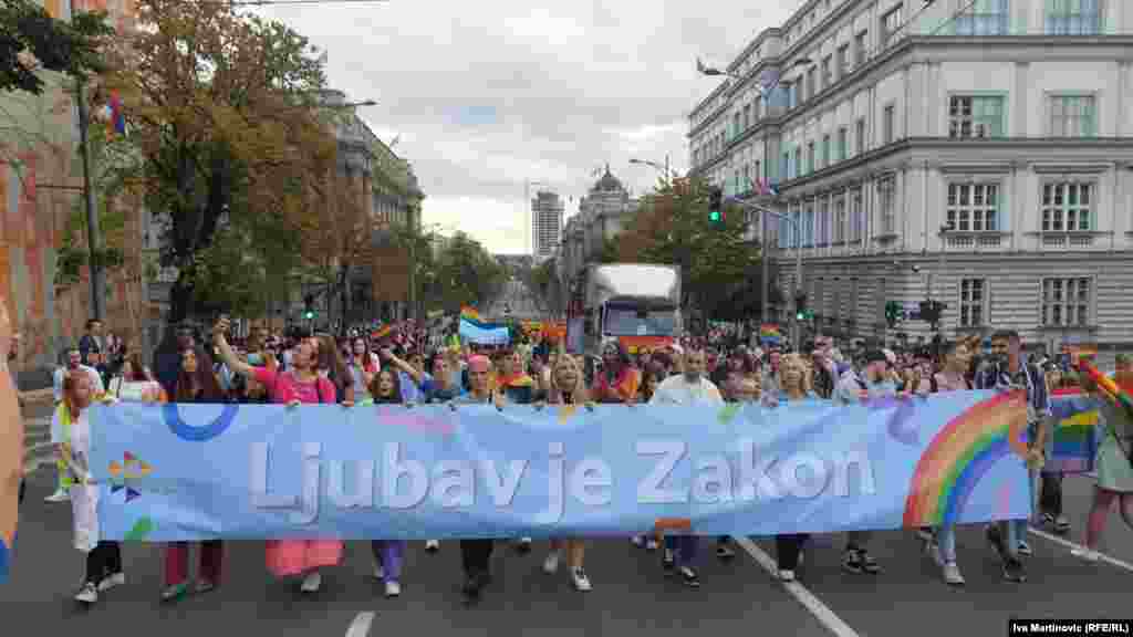 Marko Mihailović iz organizacije beogradskog Prajda poručio je da je ovogodišnji slogan Prajda "ljubav je zakon" jer je glavni zahtev usvajanje Zakona o istopolnim zajednicama.