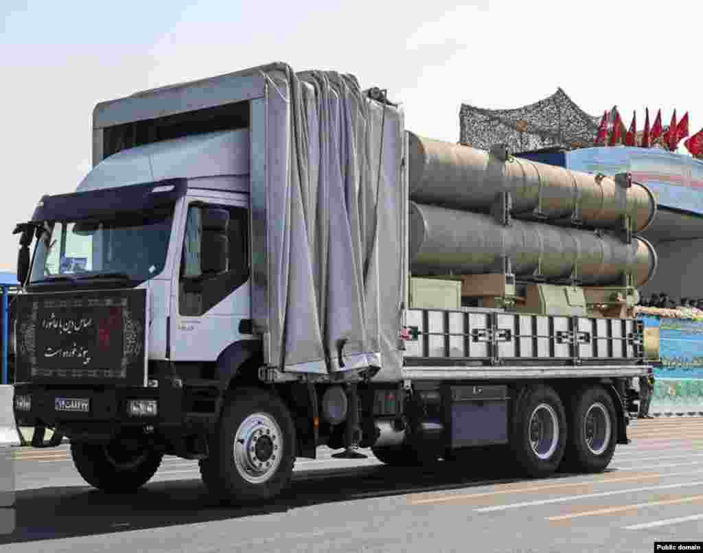 Un sistem de rachete Fath-360 este prezentat la Teheran, în septembrie 2022. Capsulele de rachete ale armei sunt ascunse în remorca unui camion proiectat să arate ca un vehicul civil, ceea ce face dificilă detectarea sa din aer. Rachetele Fath-360 au o rază de lovire relativ imprecisă, de aproximativ 30 de metri, ceea ce înseamnă că sunt susceptibile de a fi utilizate împotriva unor ținte fixe mari, cum ar fi clădiri și infrastructură. 