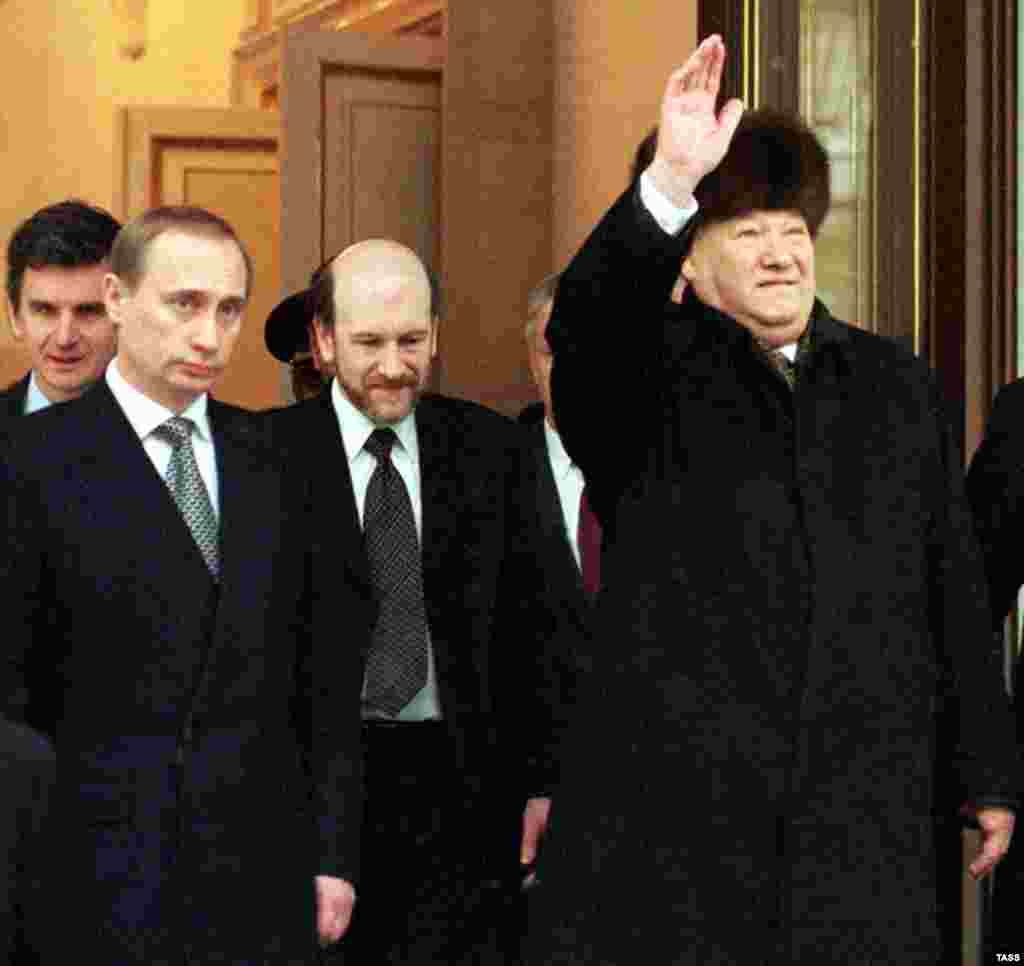Boris Elțîn (dreapta) părăsește Kremlinul după o ceremonie oficială care marchează transferul de putere către Vladimir Putin, Moscova pe 31 decembrie 1999.