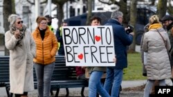 "Роден да съм свободен", пише на плаката на демонстрант в Хага. В неделя в столицата на Нидерландия имаше протест срещу ограничителните мерки.