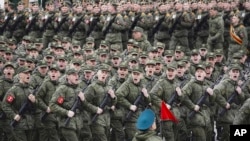 Російські військові марширують під час репетиції військового параду напередодні 9 травня в Санкт-Петербурзі, 22 квітня 2025 року